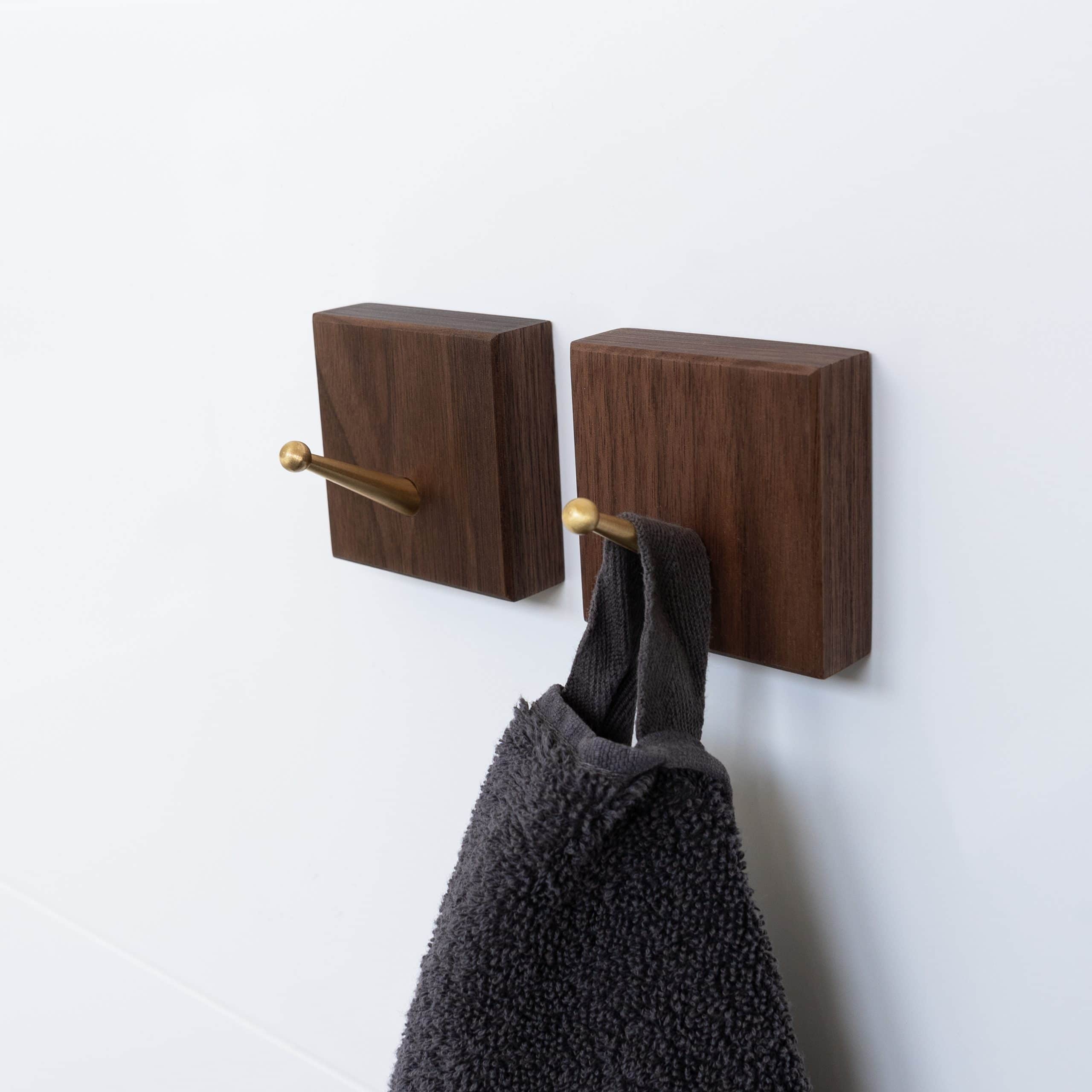 Haakje hout met goud voor handdoeken