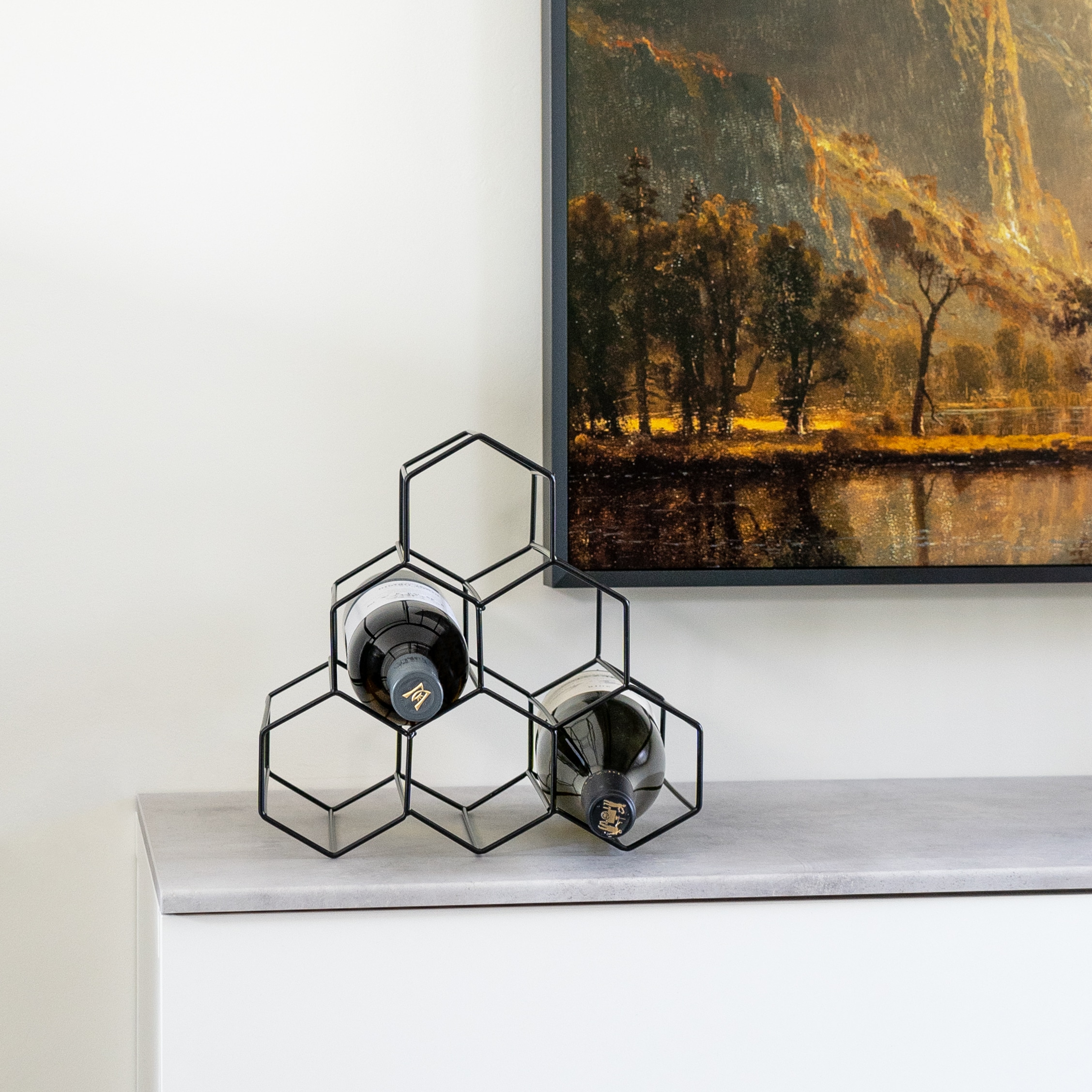 Zwarte wijnrek met hexagon vorm