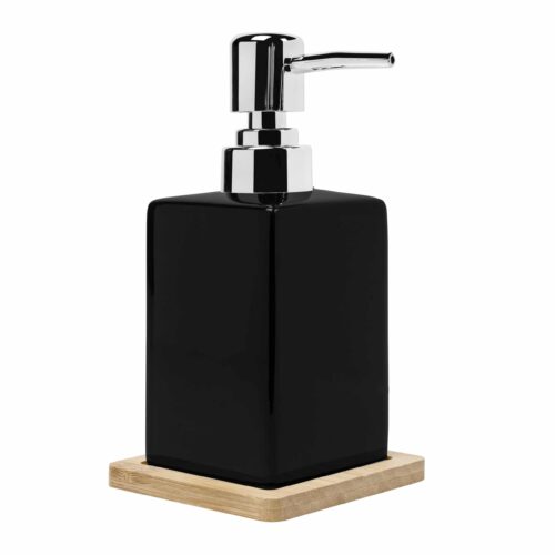 zwarte zeepdispenser met houten onderzetter