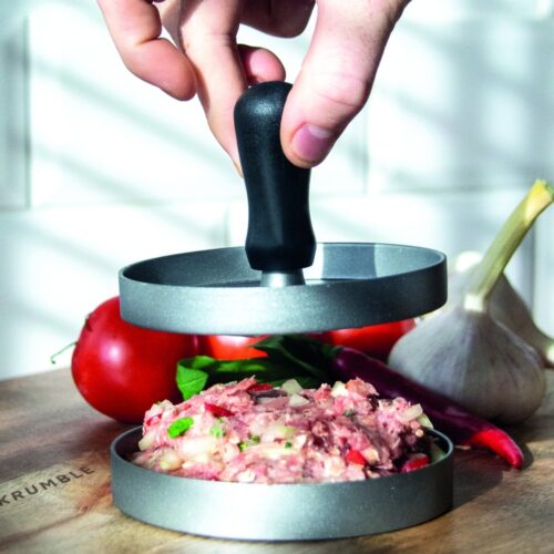 maken van hamburgers met hamburger pers