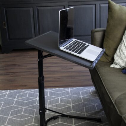 Laptop tafel voor thuis werken op de bank