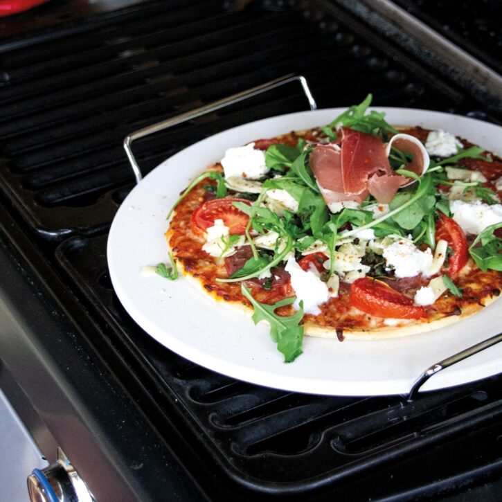 pizzastenen met ijzeren handvaten